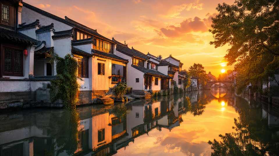 江南夕阳 白墙黛瓦 河面倒影 暖光染檐 唯美古风 4K 壁纸 - 唯爱壁纸
