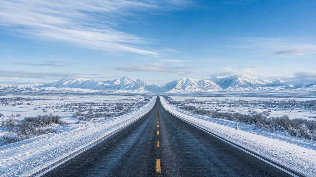 雪与公路 笔直公路 积雪路肩 开阔冬景 4K壁纸 - 唯爱壁纸