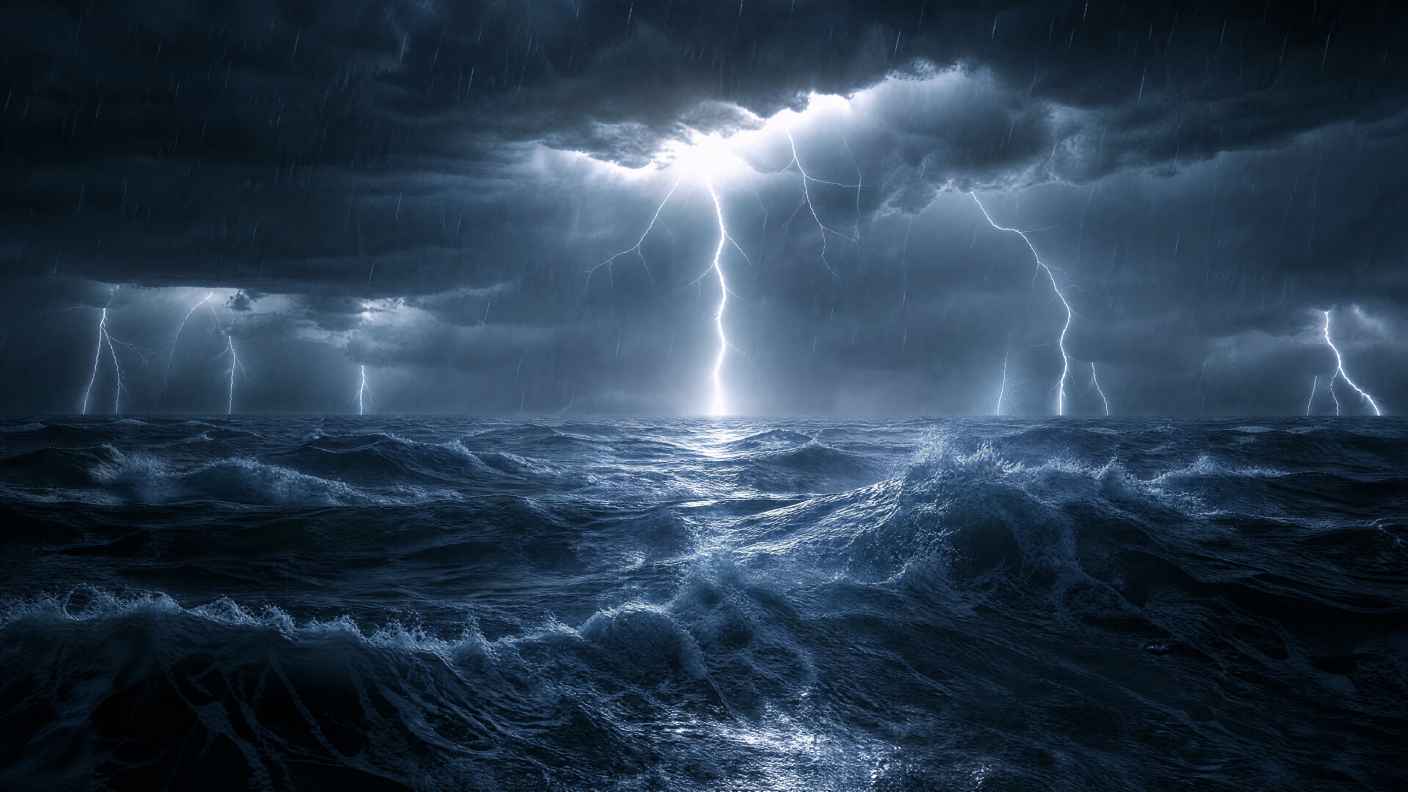 雷电 暴雨 海面 巨浪 压抑感 4K 壁纸 - 唯爱壁纸