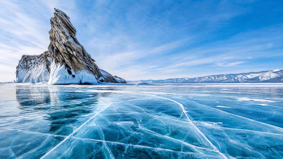 冰湖雪景 湖面结冰 纹理清晰 蓝冰奇观 4K壁纸 - 唯爱壁纸