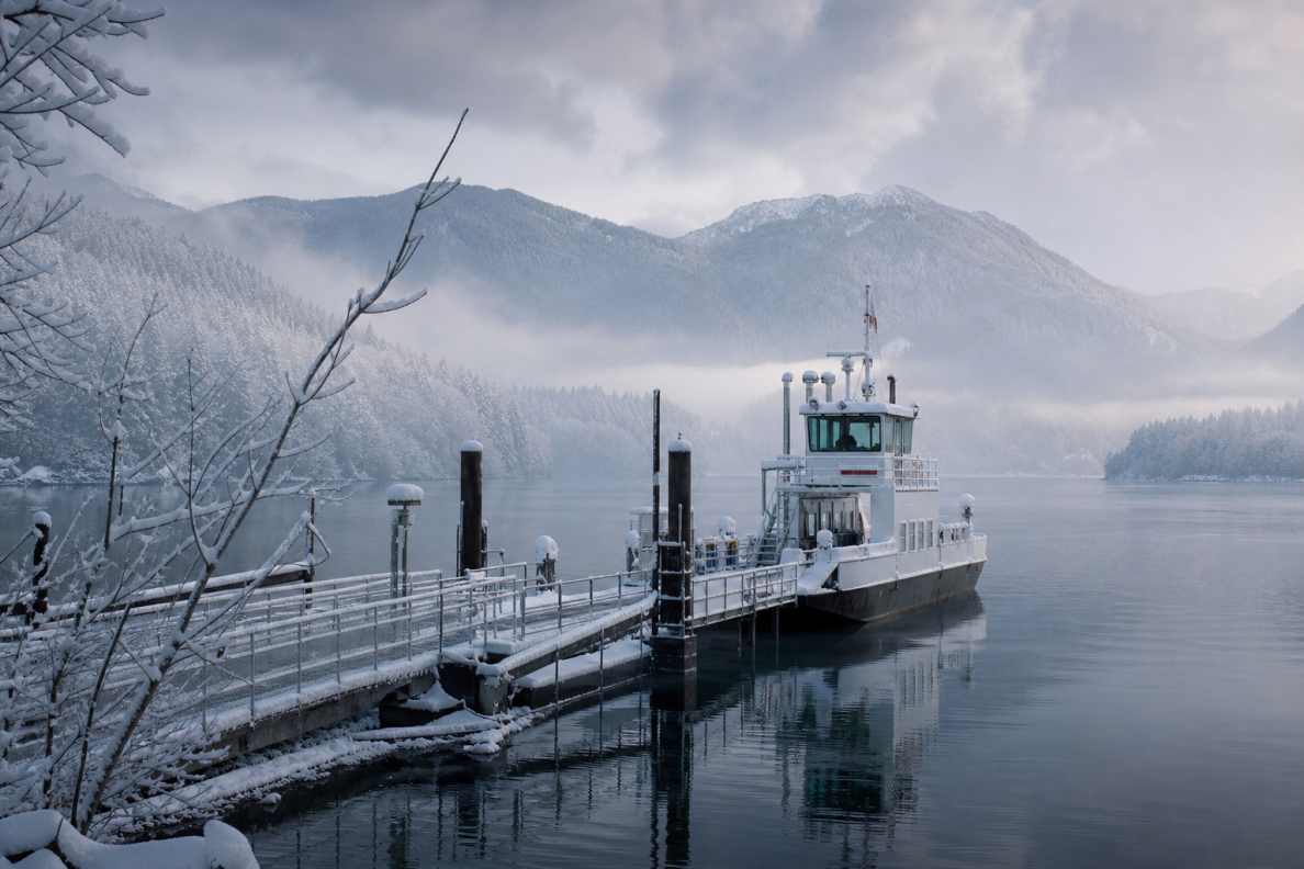 雪与河流渡口 渡口积雪 渡船停泊 静谧冬景 4K壁纸 - 唯爱壁纸