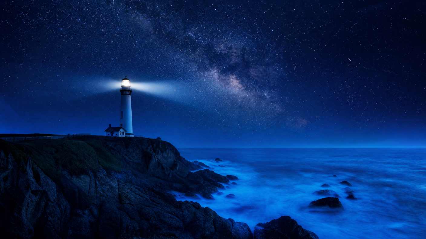 悬崖边的灯塔，夜晚星空为背景，银河隐约可见，海浪拍打礁石，蓝色调为主，长曝光，神秘氛围，高分辨率 - 唯爱壁纸