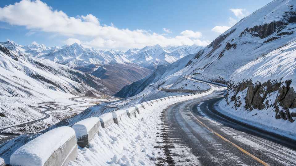雪与山路 盘山公路 积雪两旁 自驾冬景 4K壁纸 - 唯爱壁纸