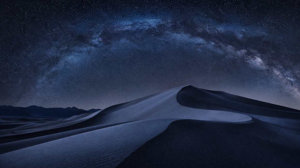 沙漠星空，银河拱桥，沙丘曲线，冷色调，寂静，超清 - 唯爱壁纸