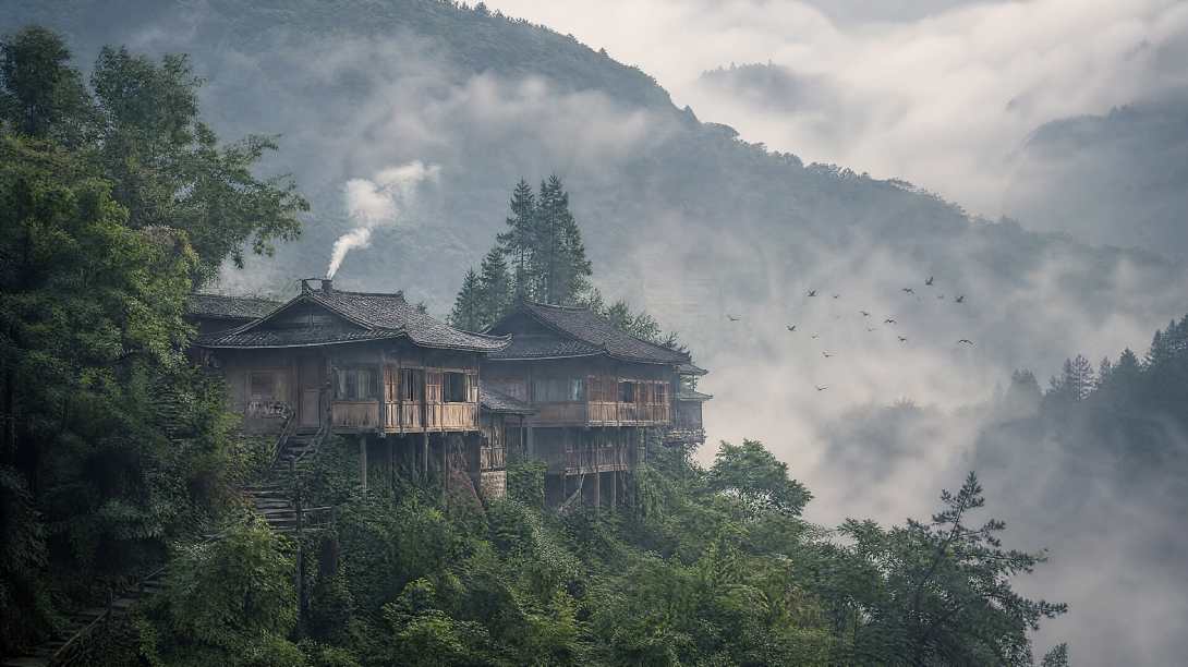 山间吊楼 晨雾缭绕 乡土诗意 古风民居 4K 壁纸 - 唯爱壁纸